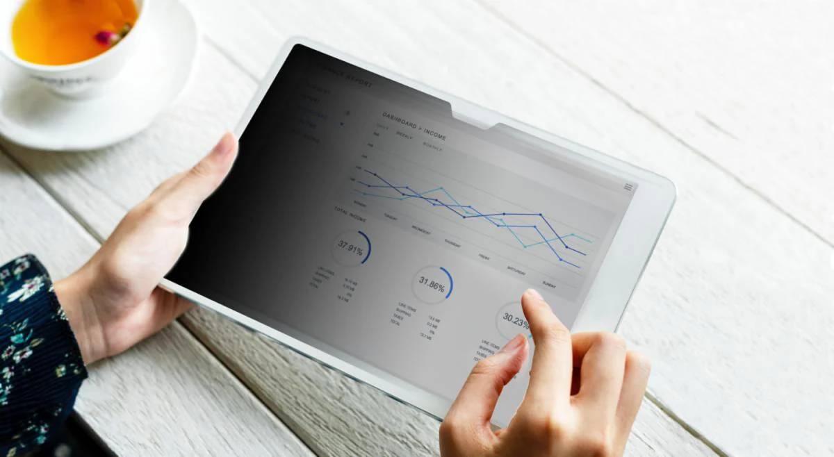Tablet z filtrem prywatyzującym 3M podczas pracy