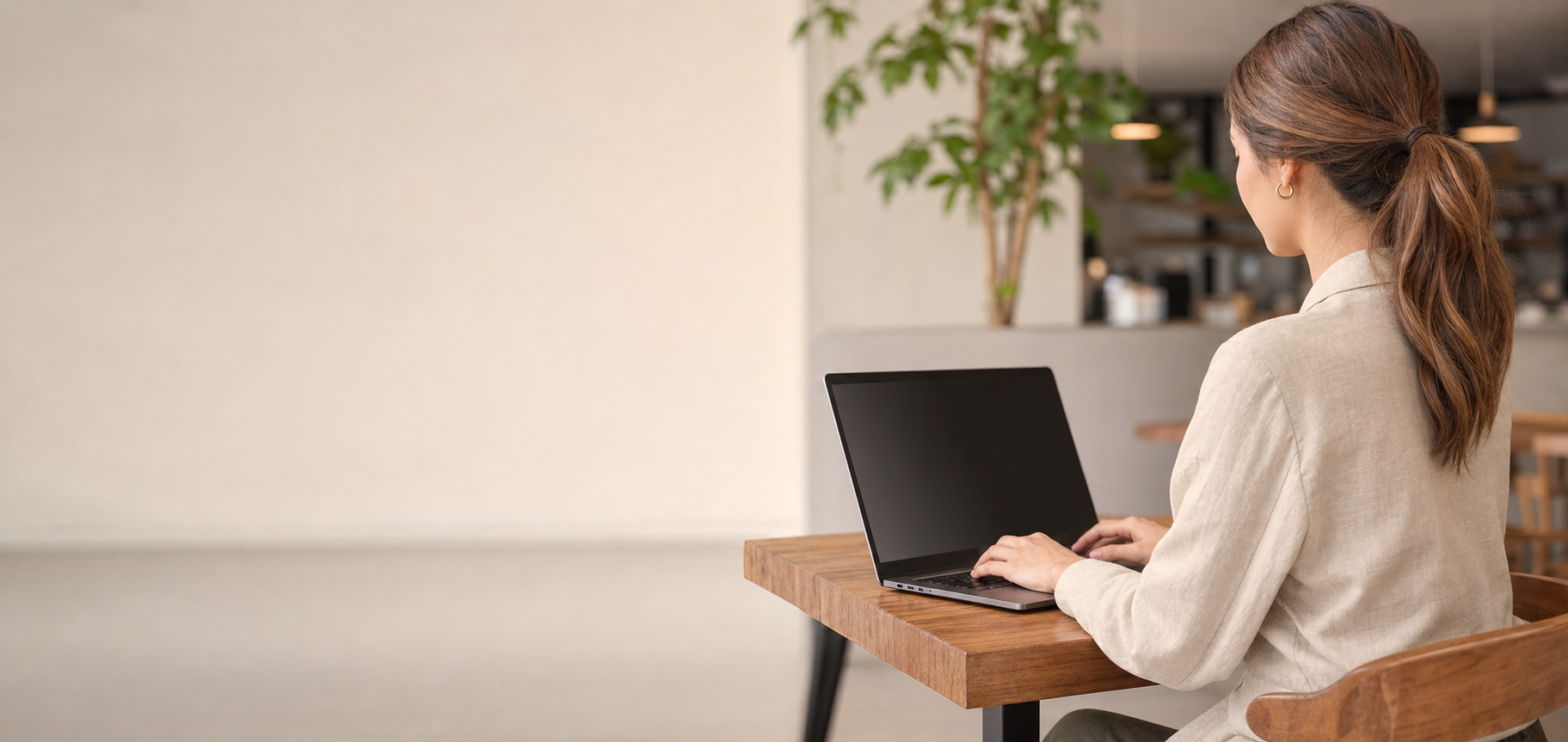 Kobieta korzystająca z filtra prywatyzującego na laptopie